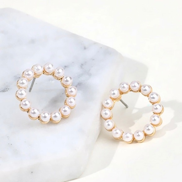 3/$30 💛 Faux Pearl Stud Earrings - Picture 4 of 6